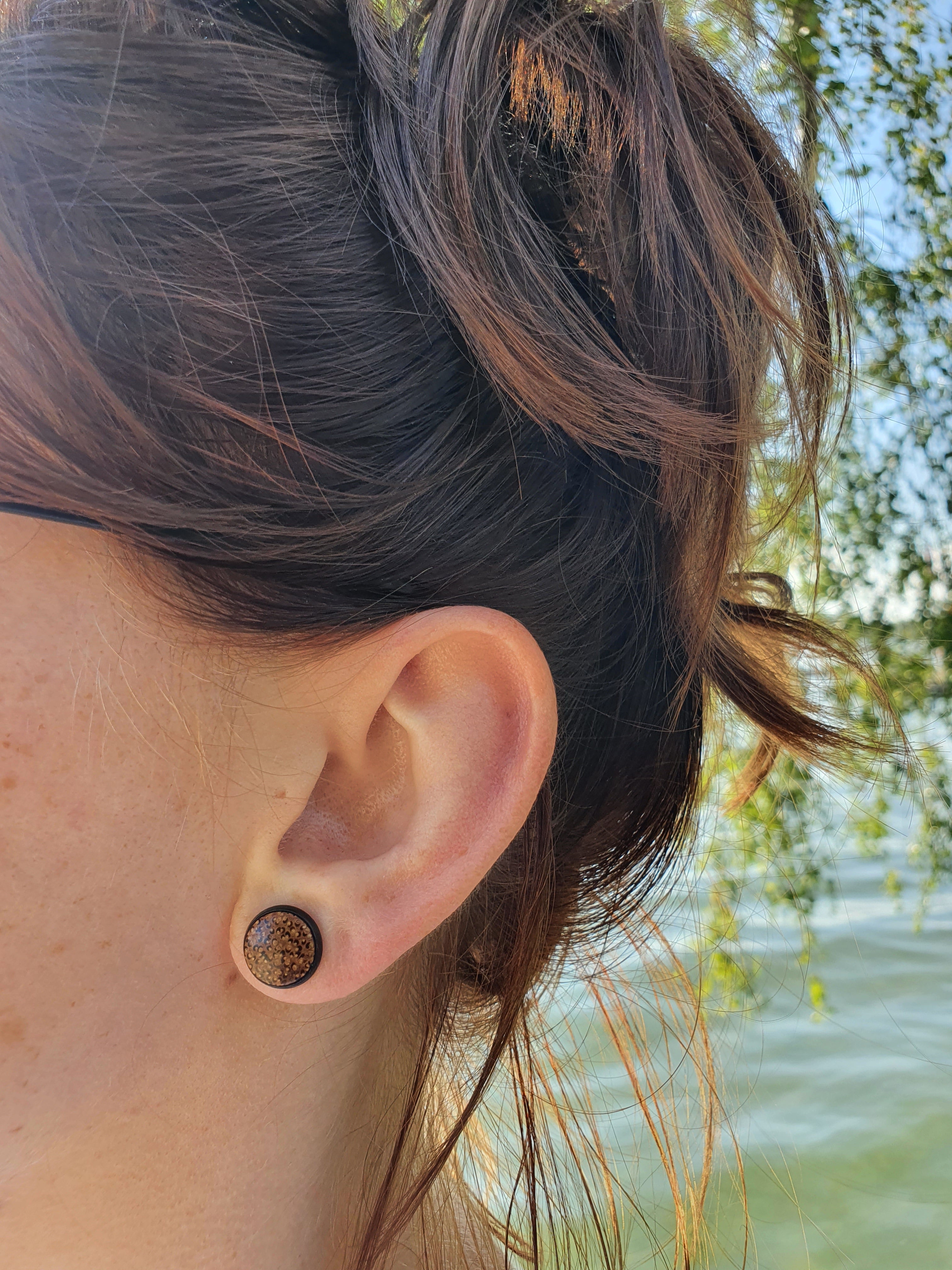 Ohrringe schwarz mit hellem Palmenholz von wowki
